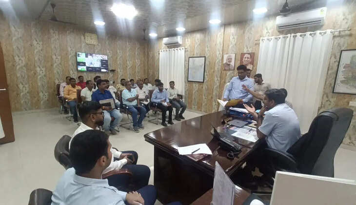 &nbsp;गोरखपुर में सहजनवा-दोहरीघाट नई रेल लाइन परियोजना को लेकर डीएम दीपक मीणा ने समीक्षा बैठक की। बड़हलगंज में रेल पुल के एलाइमेंट में बदलाव पर चर्चा हुई। 2027 तक पहले चरण का निर्माण पूरा करने का लक्ष्य।