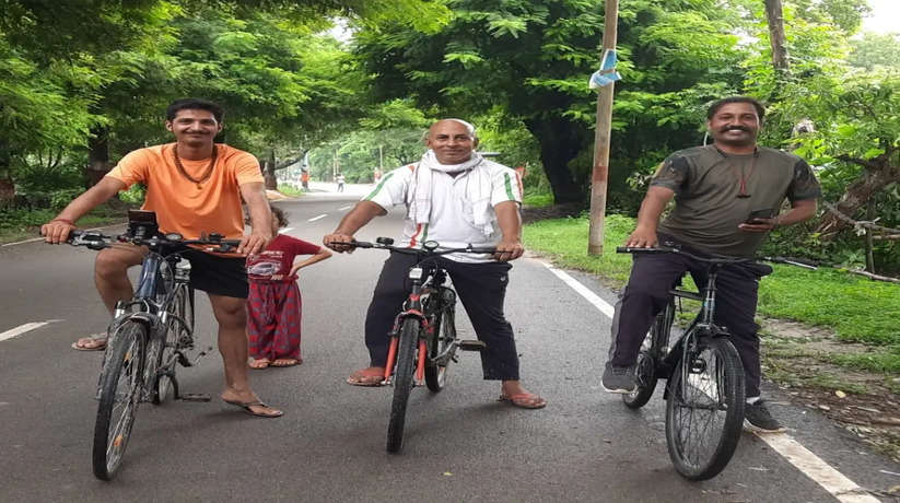 Ayodhya News: थ्री इडियट्स ने साइकिल से पंचकोसी परिक्रमा कर स्वच्छ अयोध्या सुंदर अयोध्या का दिया संदेश