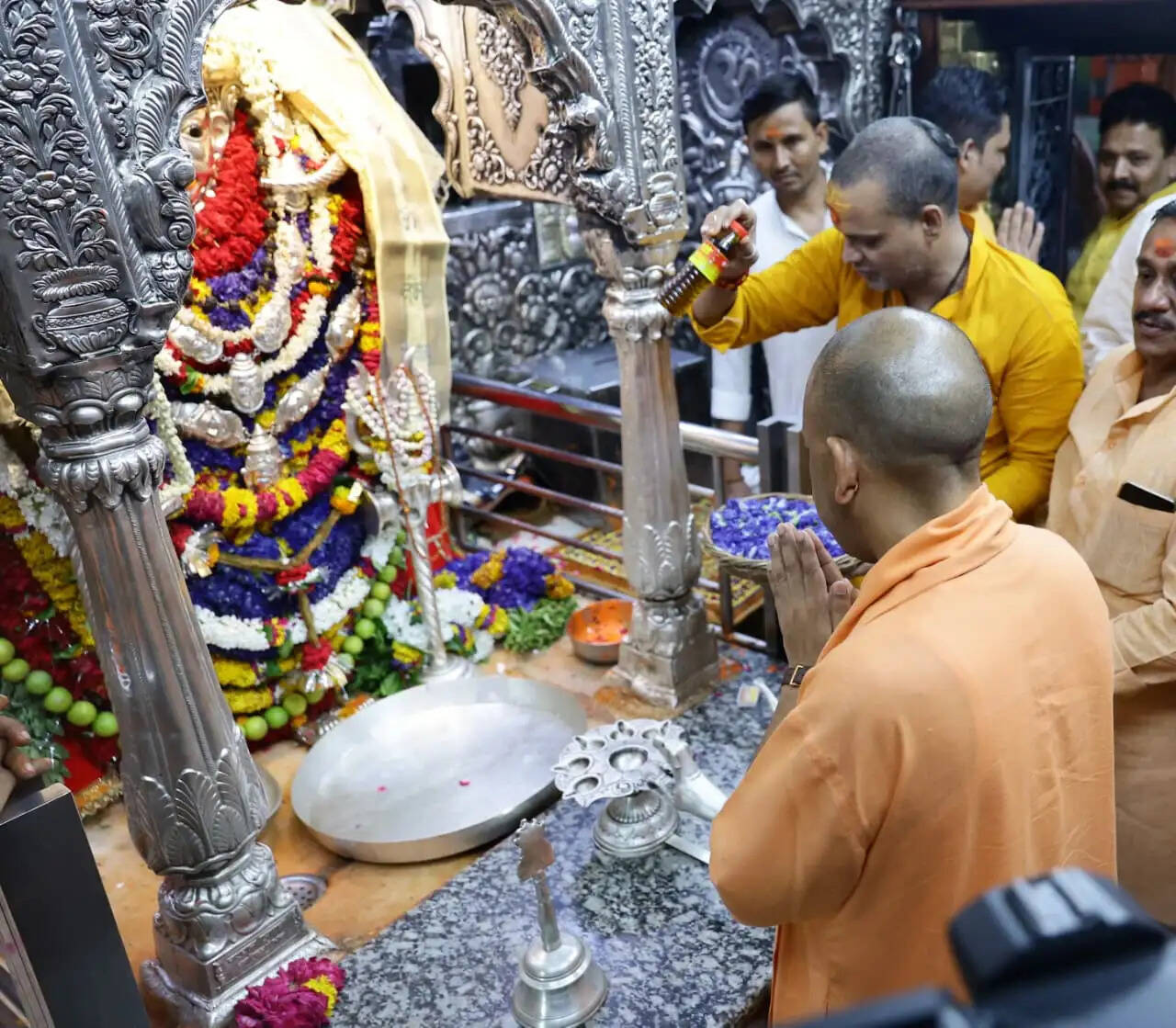 &nbsp;वाराणसी दौरे पर सीएम योगी, कालभैरव और श्री काशी विश्वनाथ के किए दर्शन-पूजन