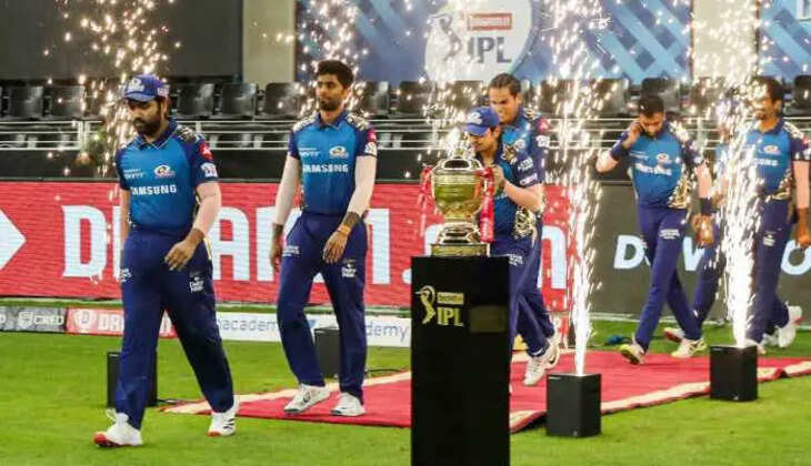 केदार जाधव (Kedar Jadhav) 2010 से ही आईपीएल का हिस्सा रहे है. आईपीएल (IPL) में जाधव का प्रदर्शन बहुत ही साधारण रहा था. 2018 से 2020 तक जाधव सीएसके (CSK) के लिए खेले उसके बाद 2021 में उन्हें सनराइजर्स हैदराबाद (Sunrisers Hyderabad) ने खरीद लिया था, लेकिन वो उम्मीदों पर खरे नहीं उतर सके. IPL 2021 में जाधव ने 6 मैचों में सिर्फ 55 रन बनाए है. जाधव की उम्र भी बढ़ रही है. ऐसे में उनकी 35 साल की उम्र और फॉर्म को देखते हुए कोई भी टीम उन पर दांव नहीं लगाना चाहेगी. आईपीएल मेगा ऑक्शन (IPL Mega Auction) में शायद ही कोई फ्रेंचाइजी उन्हें खरीदने में दिलचस्पी दिखाए.   3. दिनेश कार्तिक  कभी टीम इंडिया के दिग्गज बल्लेबाज रहे दिनेश कार्तिक (Dinesh Karthik) अब खराब फॉर्म से गुजर रहे हैं. आईपीएल 2021 में केकेआर (KKR) की तरफ से खेलते हुए दिनेश ने 17 मैचों में 223 रन बनाए हैं. वह पूरे सीजन रन बनाने के लिए तरसते रहे. कार्तिक ने केकेआर (KKR) की कप्तानी बीच में ही छोड़ दी थी ताकि अपने खेल पर फोकस कर सकें, लेकिन उसका नतीजा कुछ भी नहीं निकला. कार्तिक ने टीम इंडिया के लिए तीनों ही फॉर्मेट में क्रिकेट खेला है, लेकिन अब वो 36 साल के हो गए है. इस उम्र में काफी क्रिकेटर्स रिटायरमेंट ले लेते हैं. ऐसे में आईपीएल मेगा ऑक्शन (IPL Mega Auction) में शायद ही कोई टीम उनको अपने खेमे में शामिल करे. केकेआर (KKR) की टीम ने इस साल उन्हें रिटेन नहीं किया है.