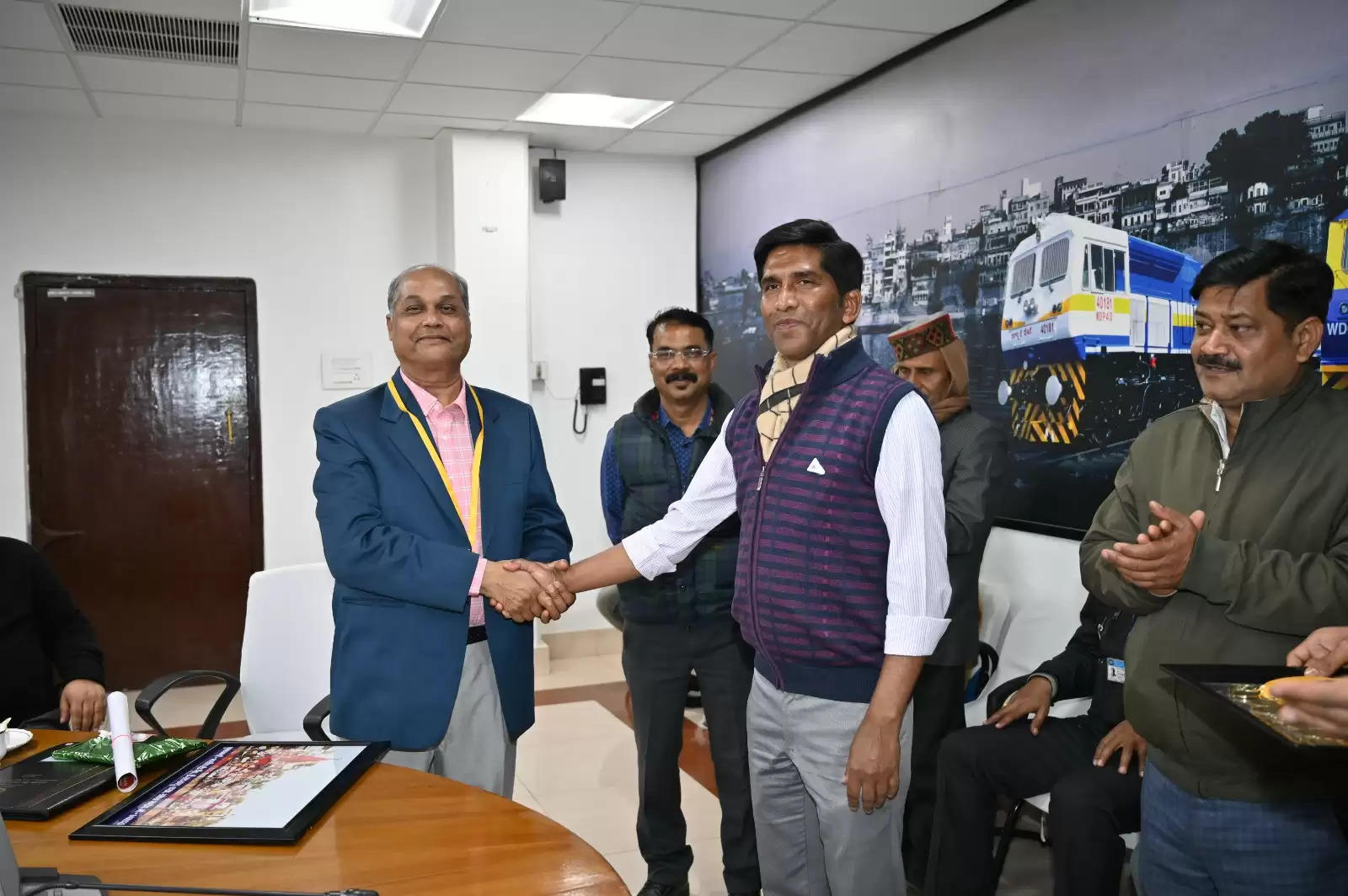 Varanasi News: बनारस रेल इंजन कारखाना के फिजियोथेरेपिस्ट एवं राष्ट्रीय वॉलीबॉल खिलाड़ी सहित कुल दस कर्मचारी सेवानिवृत्त