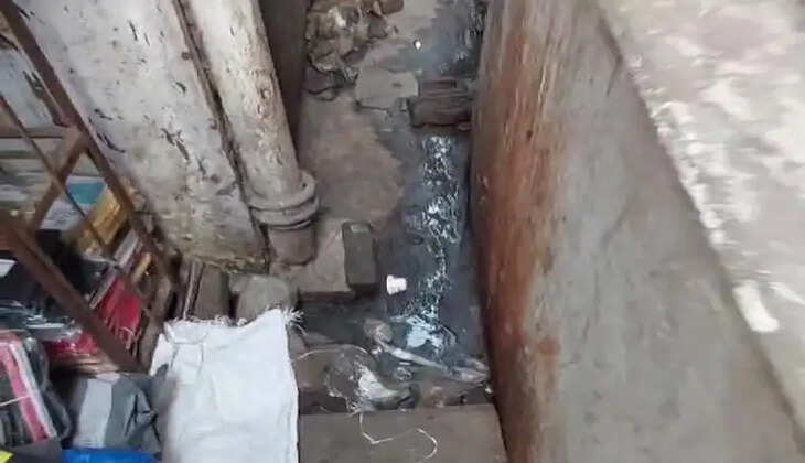 सहजनवा बाजार में गली से अवैध कब्जे को राजस्व एवं पुलिस क़ी संयुक्त टीम ने हटवाया