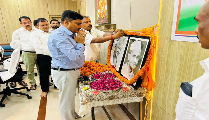 कमिश्नरी में मंडलायुक्त इन्द्र विक्रम सिंह ने किया ध्वजारोहण