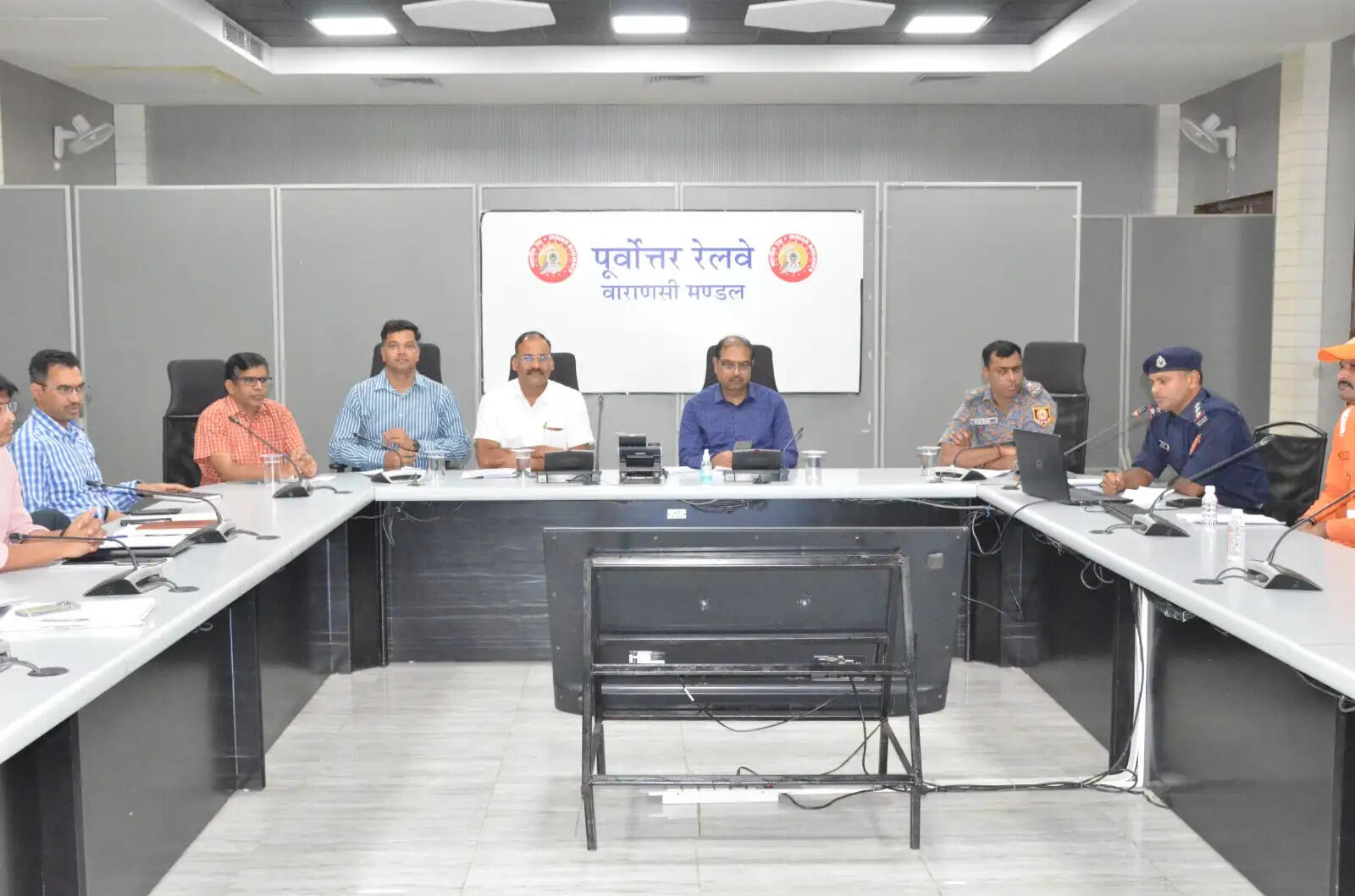 Varanasi News: मंडल कार्यालय के भारतेन्दु सभा कक्ष में आज 11वीं वाहिनी राष्ट्रीय आपदा मोचन बल ( NDRF) वाराणसी के साथ संरक्षा बैठक का आयोजन