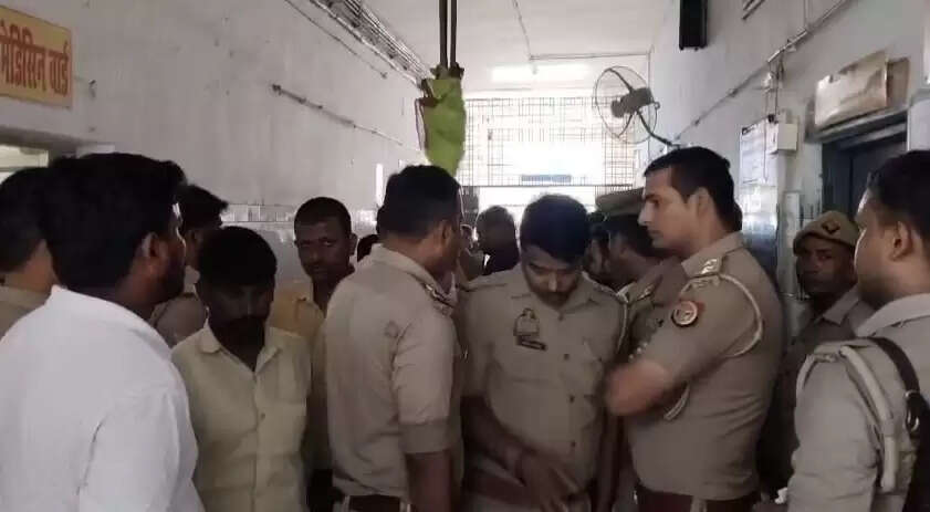 Chandauli News: चंदौली जिला अस्पताल में शनिवार को बच्चे की मौत के बाद हंगामा, परिजनों ने डाक्टरों पर लगाया लापरवाही का आरोप