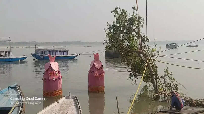 Varanasi News: नाग नथैया लीला के मंचन से पूर्व लगाया गया कदम का पेड़, कालिया नाग का मर्दन करेंगे भगवान श्री कृष्ण