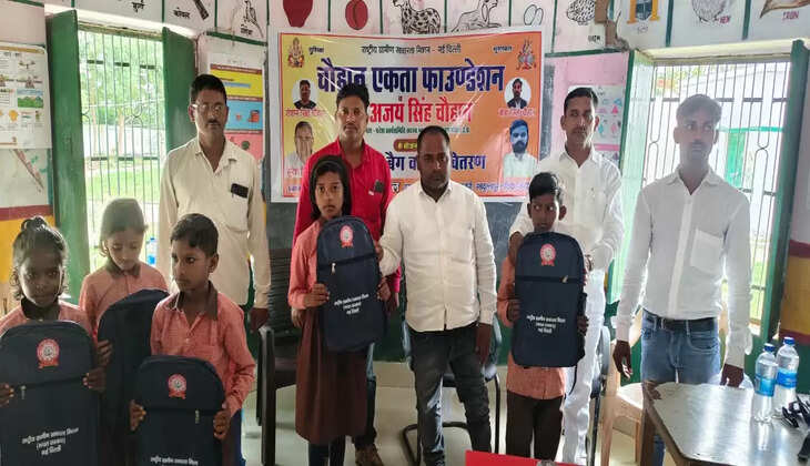 चंदौली में&nbsp;विभिन्न परिषदीय विद्यालयों में ग्राम प्रधान ने स्कूली बच्चों को बैग, जूता व मोजा किया वितरित