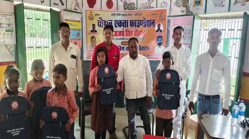 चंदौली में विभिन्न परिषदीय विद्यालयों में ग्राम प्रधान ने स्कूली बच्चों को बैग, जूता व मोजा किया वितरित