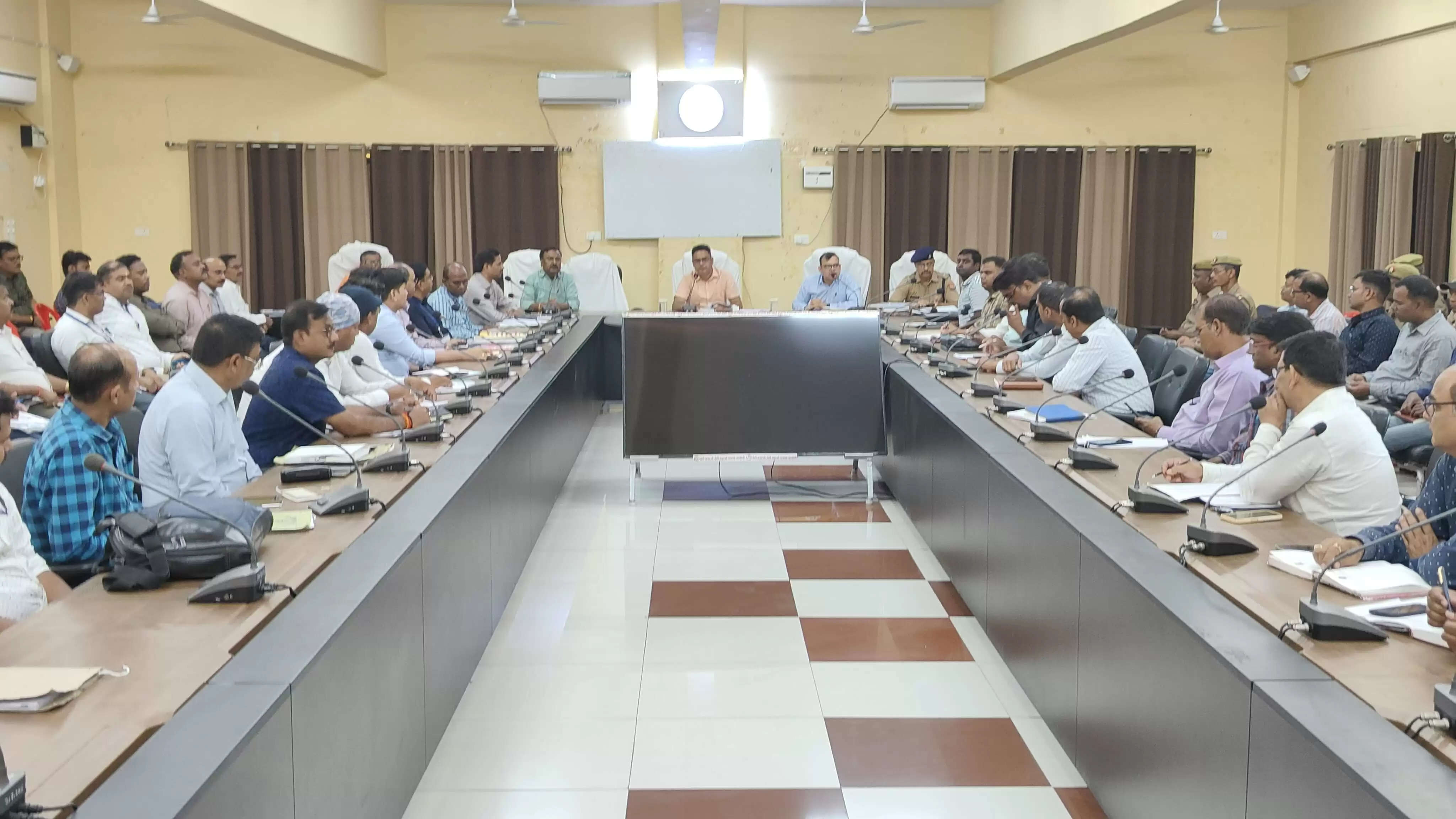 Chandauli News: चन्दौली में लोक सभा चुनाव 2024 के दृष्टिगत कलेक्ट्रेट सभागार में अधिकारियों ने की बैठक