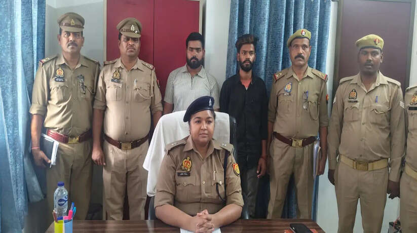 chandaulee pulis, dhaanaapur pulis, rangadaaree, uttar pradesh nyooz, sneha tivaaree kshetr adhikaaree, aparaadh samaachaar, chandaulee nyooz, mohit yaadav giraphtaar, giraphtaar.