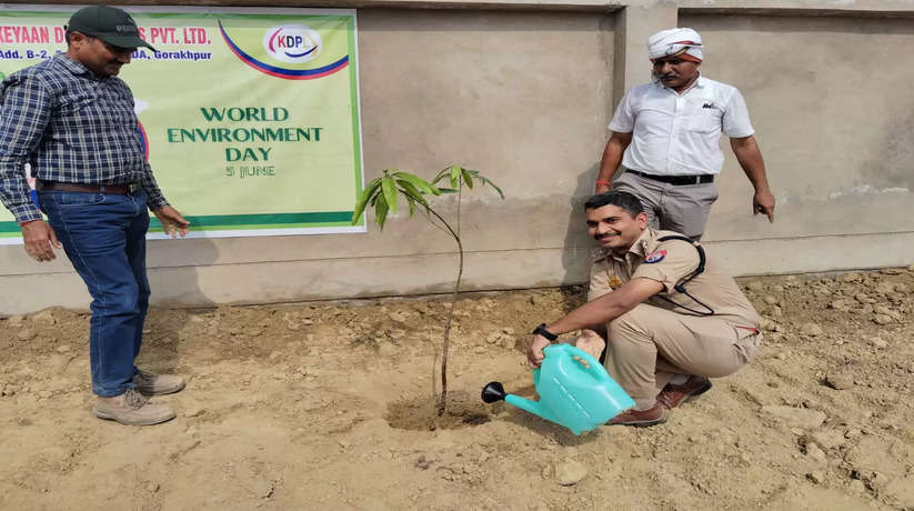 Gorakhpur News: विश्व पर्यावरण दिवस  के पावन अवसर पर केयान डिस्टीलरी प्राइवेट लिमिटेड के तत्वाधान में लगाए गए फलदार पौधे