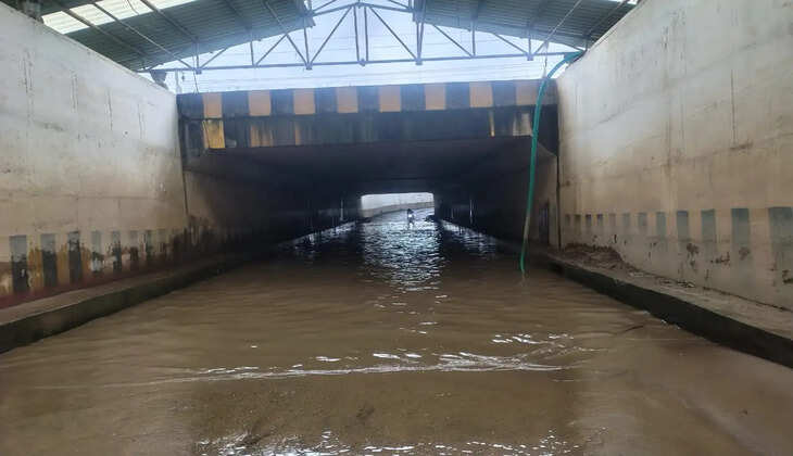 बारिश में अंडरपास बना मुसीबत, जलभराव से राहगीरों और वाहन चालकों की बढ़ी परेशानी