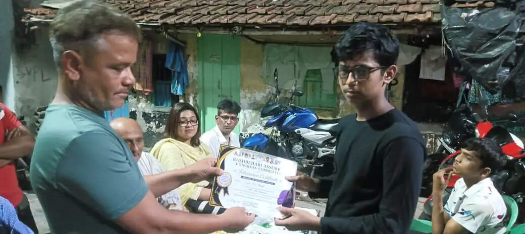वार्ड 89 में कांग्रेस पार्टी ने मेधावी छात्रों को किया सम्मानित