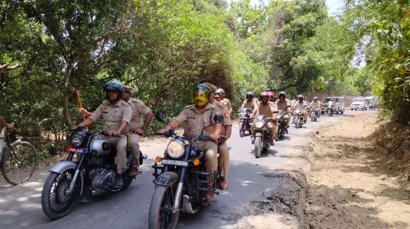 Ayodhya News: बकरीद त्यौहार के मद्देनजर क्षेत्राधिकारी व प्रभारी निरीक्षक की अगुवाई में निकली बाइक मार्च