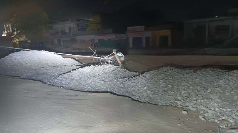 Varanasi News: रात्रि कार्य करते समय हाईवे पर गिरा पोल सहित एलटी तार मार्ग प्रभावित