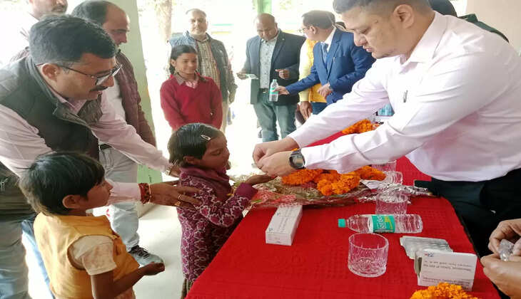 चंदौली जिलाधिकारी ने बच्चों को खिलाई दवाः राष्ट्रीय कृमि मुक्ति दिवस के मौके पर कम्पोजिट विद्यालय मझवार में कार्यक्रम का आयोजन