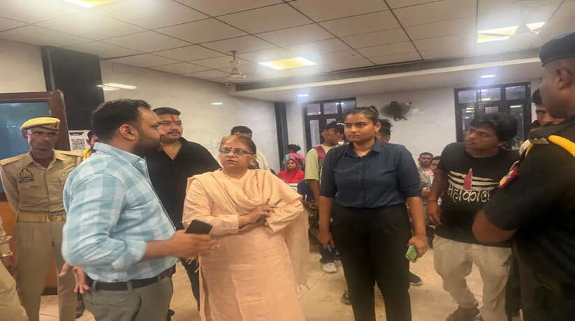 Prayagraj News: एसआरएन अस्पताल का प्रशासनिक निरीक्षण, मरीजों की सुविधाओं और व्यवस्थाओं की हुई समीक्षा