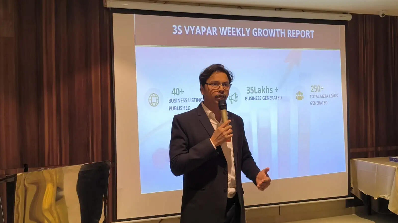 Founder Session में 3S Vyapar के संस्थापक विपिन मिश्रा ने कहा कि 3S Vyapar केवल एक Business Networking Platform नहीं, बल्कि एक Business Growth Engine है, जो स्थानीय, राष्ट्रीय और वैश्विक स्तर पर व्यवसायों को आगे बढ़ाने का कार्य कर रहा है।