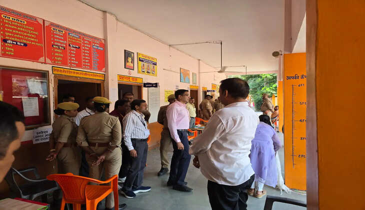स्नातक एमएलसी चुनाव: मंडलायुक्त ने मतदान केंद्रों का किया निरीक्षण, दिए आवश्यक निर्देश