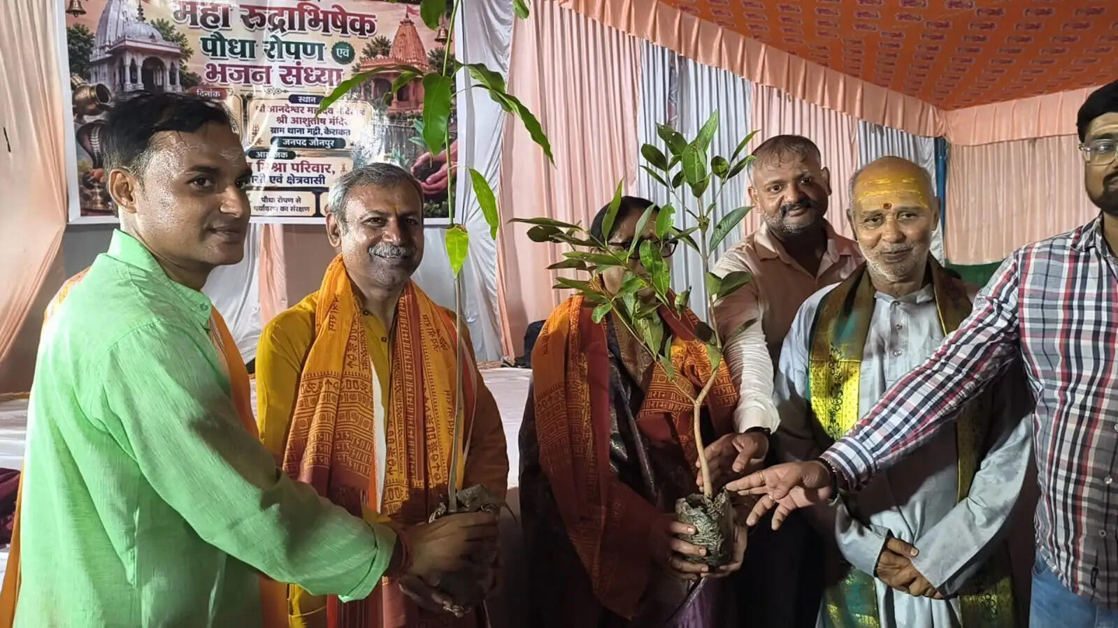 थाना गद्दी के प्राचीन शिवधाम में गूंजा हर-हर महादेव, महा रुद्राभिषेक के साथ वृहद पौधारोपण  