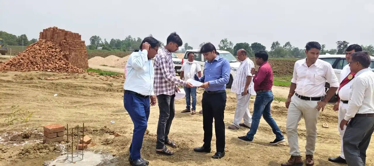 चन्दौली में विकास कार्यों पर सीडीओ की पैनी नजर, आवास और सिंचाई योजनाओं का किया निरीक्षण