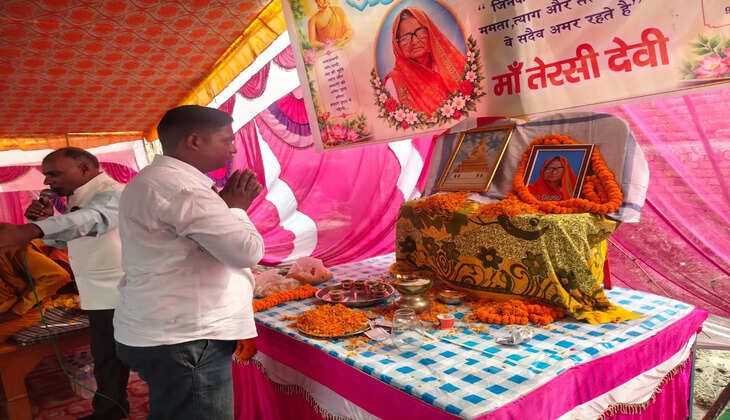 चंदौली में अनोखी पहल! दादी की याद में मृत्यु भोज का बहिष्कार, गरीब बच्चों को बांटी शैक्षिक सामग्री