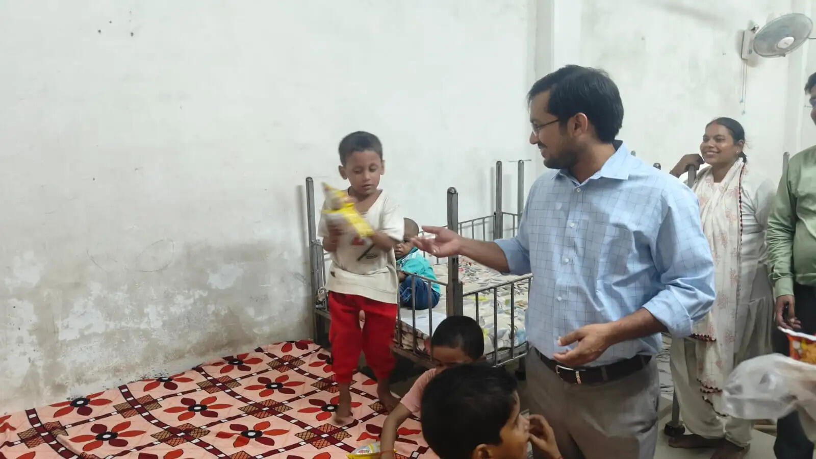 डीएम ने राजकीय बालगृह का किया औचक निरीक्षण, बच्चों के लिए शिक्षक तैनात करने के निर्देश  चंदौली, 7 सितंबर। जिलाधिकारी चन्द्र मोहन गर्ग ने सोमवार को बिछिया कला स्थित राजकीय बालगृह (शिशु) एवं राजकीय विशेषज्ञ दत्तक ग्रहण अभिकरण का औचक निरीक्षण किया। इस दौरान उन्होंने बालगृह में रह रहे बच्चों के खान-पान, स्वास्थ्य, शिक्षा और देखरेख की व्यवस्थाओं का जायजा लिया।  &nbsp;  निरीक्षण के दौरान जिलाधिकारी ने पंजीयन रजिस्टर का अवलोकन किया और संबंधित अधिकारियों से बच्चों को उपलब्ध कराई जा रही सुविधाओं की जानकारी ली। उन्होंने बच्चों की बेहतर देखभाल के साथ उनके भविष्य को लेकर विशेष ध्यान देने के निर्देश दिए।  &nbsp;  बच्चों की पढ़ाई के लिए शिक्षक नियुक्त करने के निर्देश जिलाधिकारी ने बच्चों की शिक्षा को लेकर मौके से ही जिला बेसिक शिक्षा अधिकारी को फोन कर पार्ट-टाइम शिक्षक की तैनाती करने के निर्देश दिए। उन्होंने कहा कि बालगृह में रह रहे बच्चों की पढ़ाई प्रभावित नहीं होनी चाहिए और उन्हें बेहतर शैक्षणिक वातावरण उपलब्ध कराया जाए।  बच्चों से आत्मीयता से मिले जिलाधिकारी निरीक्षण के दौरान जिलाधिकारी का बच्चों के प्रति संवेदनशील रवैया भी देखने को मिला। उन्होंने बच्चों से आत्मीय बातचीत की और उन्हें बिस्कुट व चिप्स वितरित किए। हाल ही में बालगृह में आई नौ माह की मासूम बच्ची को जिलाधिकारी ने गोद में उठाकर उसके स्वास्थ्य की जानकारी भी ली।  उन्होंने अधिकारियों को बच्चों के स्वास्थ्य, खान-पान और साफ-सफाई समेत सभी व्यवस्थाओं पर लगातार निगरानी रखने के निर्देश दिए।  इस अवसर पर जिला प्रोबेशन अधिकारी प्रभात कुमार सहित संबंधित विभागीय अधिकारी और कर्मचारी मौजूद रहे।