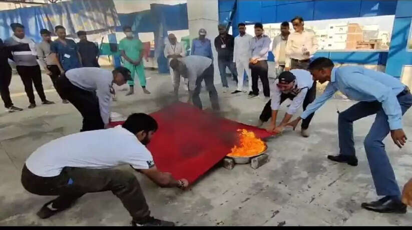 Varanasi News: अस्पताल कर्मियों को प्रारंभिक अग्नि सुरक्षा का प्रशिक्षण