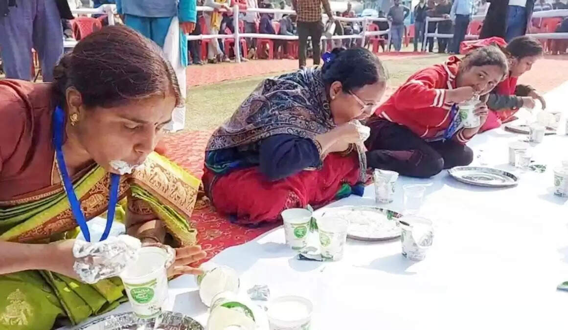 Bihar News: बिहार में अनोखी प्रतियोगिता! 3 मिनट में साढ़े तीन किलो दही खा कर बना विजेता, इतने लोगों ने खा लिया 5 क्विंटल दही