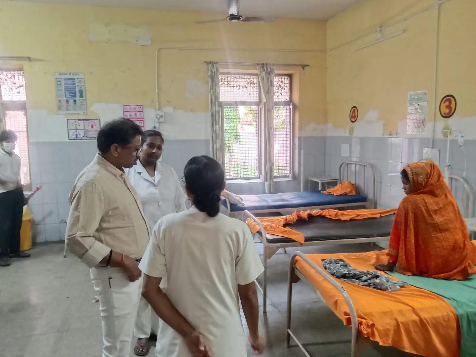 Varanasi News: स्वास्थ्य सेवाओं में सुधार को लेकर सीएमओ सख्त, औचक निरीक्षण में मिलीं कई खामियां