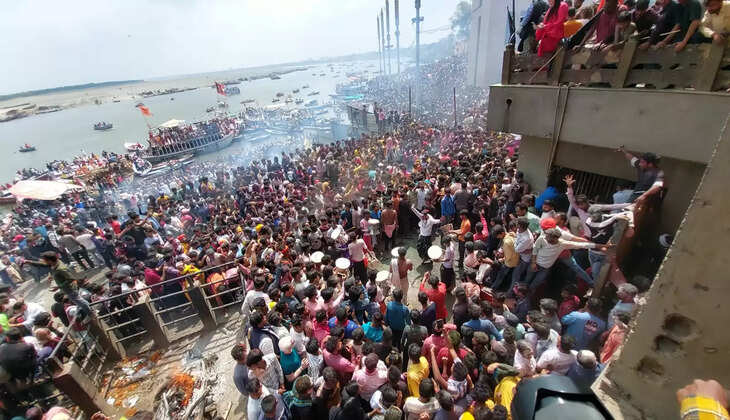 Varanasi News: मणिकर्णिका स्थित महाश्मशान&nbsp;पर चिता भस्म का होली