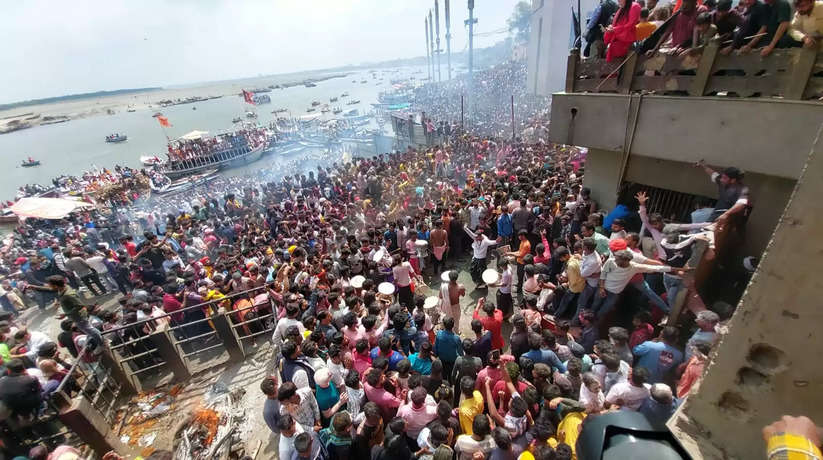 Varanasi News: मणिकर्णिका स्थित महाश्मशान पर चिता भस्म का होली