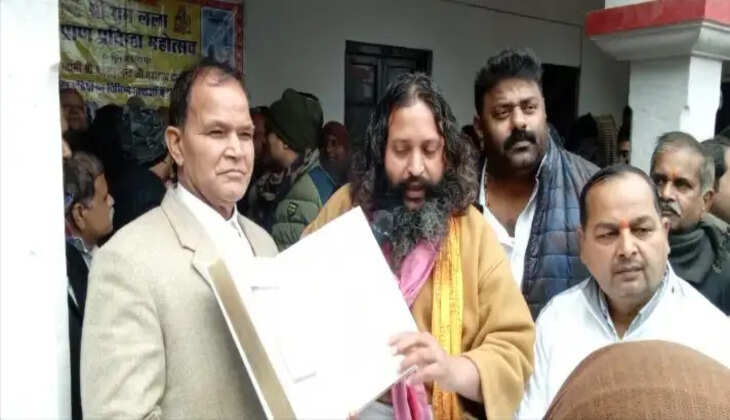 Ayodhya News: अयोध्या कचहरी में अधिवक्ताओं को वितरित की गई यथार्थ गीता