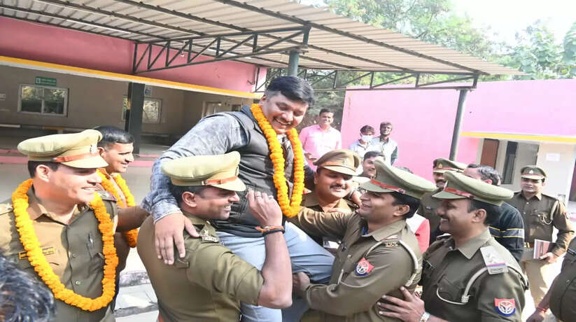 वाराणसी में बदमाशों को मुठभेड़ में ढेर करने वाले दो जवानों की पदोन्नति, इस थाने का मिला चार्ज