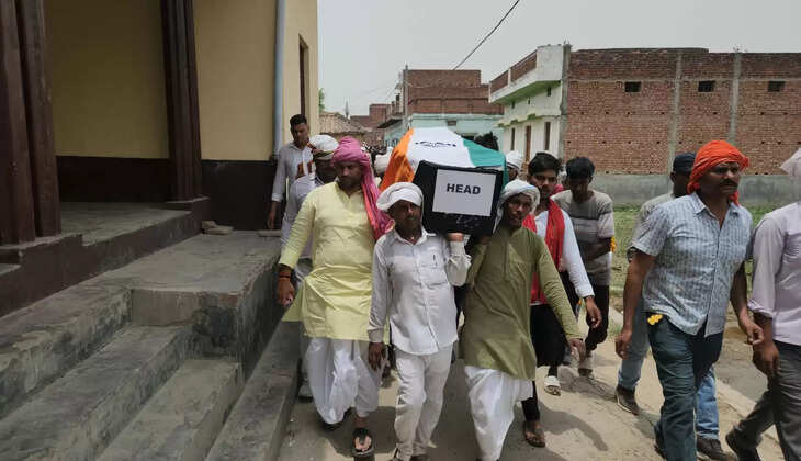 Chandauli News:पैतृक गाँव&nbsp;पहुंचा सेना के जवान धीरज का शव, नागपुर में सड़क हादसे में मौत, राजकीय सम्मान न मिलने पर भड़के पूर्व विधायक मनोज