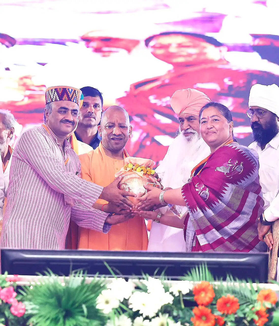 तरुण चुग ने कहा कि संत रविदास भक्ति आंदोलन के महान संत थे, जिन्होंने भक्ति, समानता और सामाजिक न्याय का संदेश समाज के अंतिम व्यक्ति तक पहुंचाया। उन्होंने अपने विचारों से जाति, ऊंच-नीच और भेदभाव के विरुद्ध आवाज उठाई।