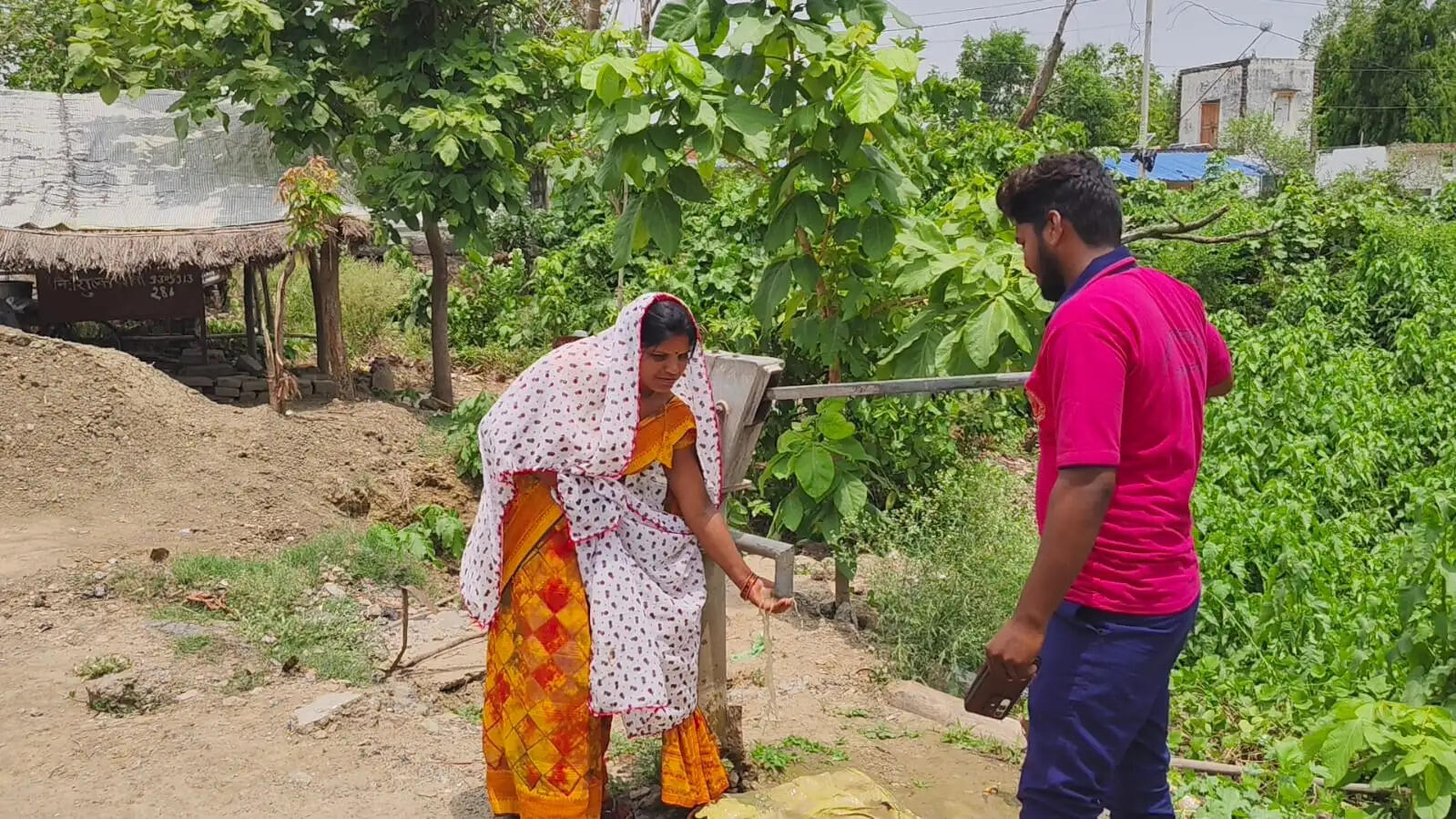 Chandauli&nbsp;News:&nbsp;सरकारी हैंडपम्प से निकल रहा दूषित पानी, राहगीरों को हो रही परेशानी