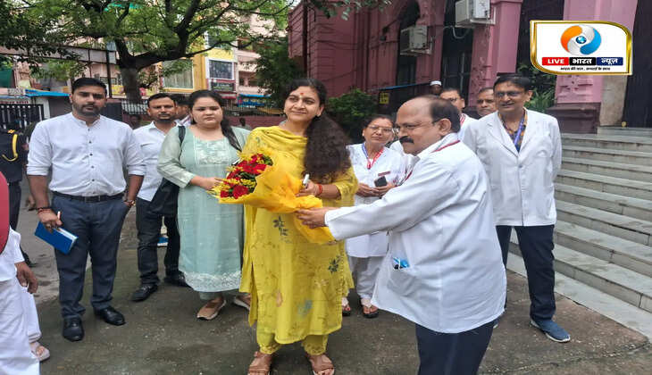वाराणसी कबीर चौरा अस्पताल का औचक निरीक्षण, रितु माहेश्वरी ने दिए सख्त निर्देश