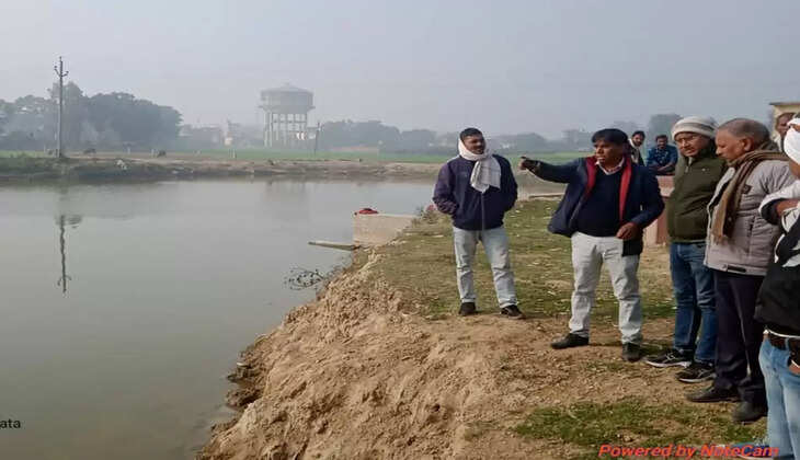 Chandauli News:&nbsp;उप निदेशक मत्स्य वाराणसी अनिल कुमार ने चन्दौली में ग्राम सभा के तालाब में हो रहे मत्स्य पालन कार्य का किया निरीक्षण