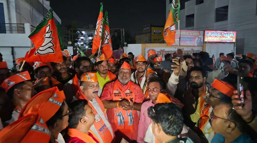 Varanasi News: एमएलसी एवं भाजपा जिलाध्यक्ष ने कार्यकर्ताओं के साथ निकाली विजय जुलूस, बांटी मिठाई