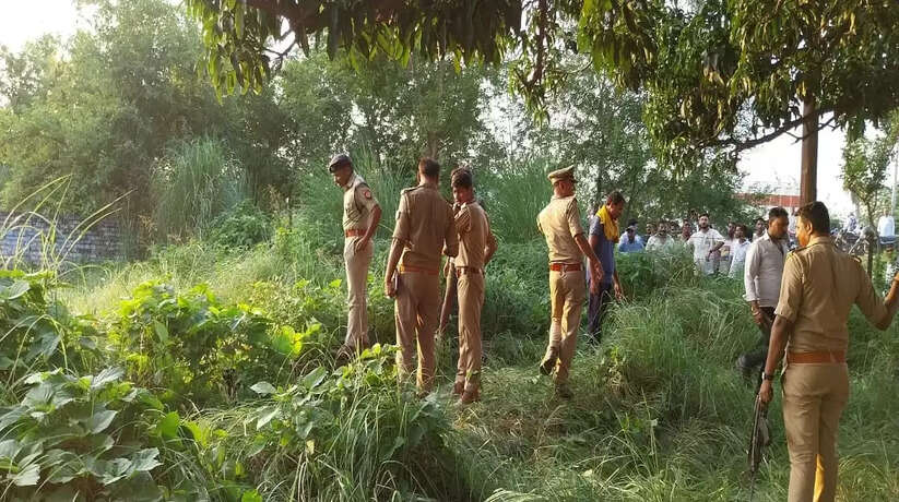 वाराणसी में झाड़ियों में मिला जला हुआ शव, क्षेत्र में मची सनसनी