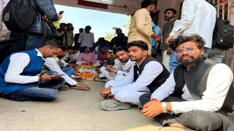 Varanasi News: हरिश्चंद्र डिग्री कॉलेज के छात्र-छात्राओ ने प्रधानाध्यापक की निकाली शव यात्रा