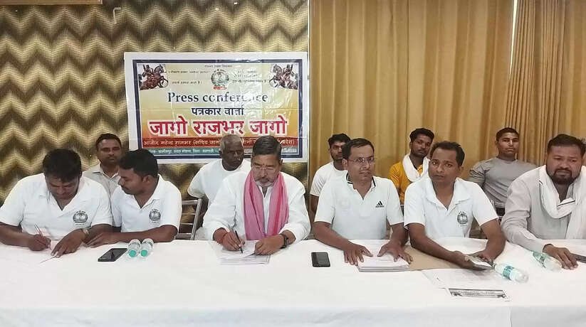 Varanasi News: इंडिया गठबंधन के सभी प्रत्याशियों सहित चंदौली के समाजवादी पार्टी के प्रत्याशी वीरेंद्र सिंह पूर्व मंत्री के समर्थन में प्रेस कांफ्रेंस किया गया
