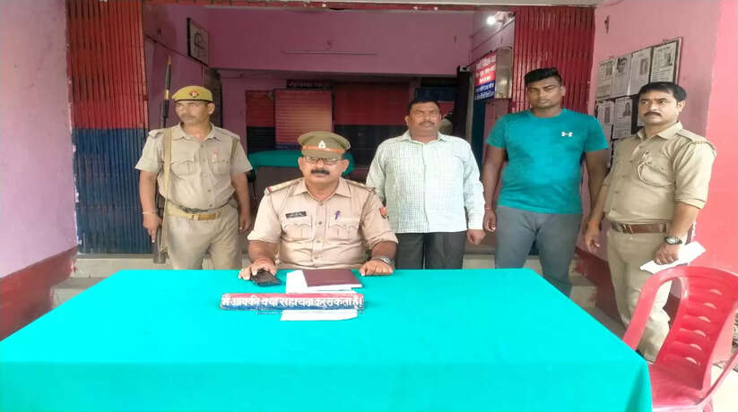 चंदौली: रेलवे मे भर्ती के नाम पर दर्जनों लोगों से पैसे लेकर फर्जी नियुक्ति पत्र जारी कर करोड़ो रूपये का गबन करने वाला अभियुक्त पिता-पुत्र गिरफ्तार