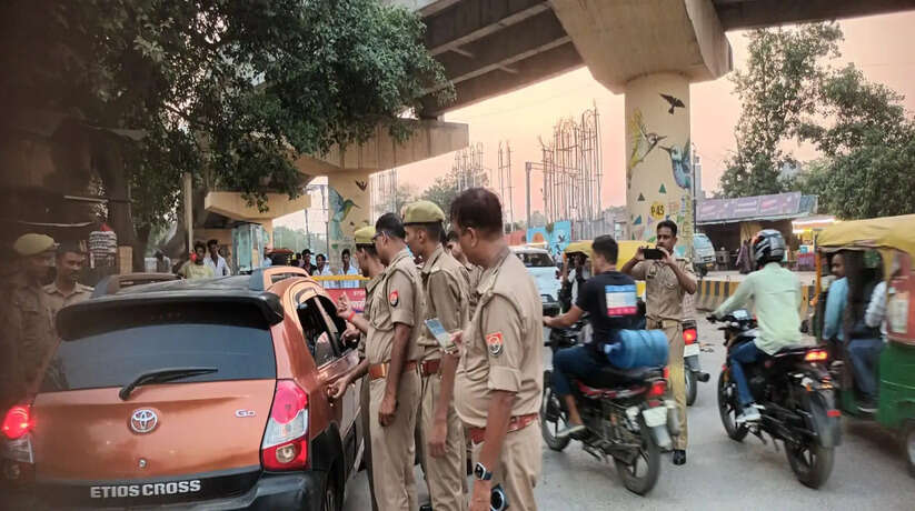 Varanasi News: कज्जाकपुरा तिराहे पर पुलिस की सघन वाहन चेकिंग, कई वाहनों का चालान