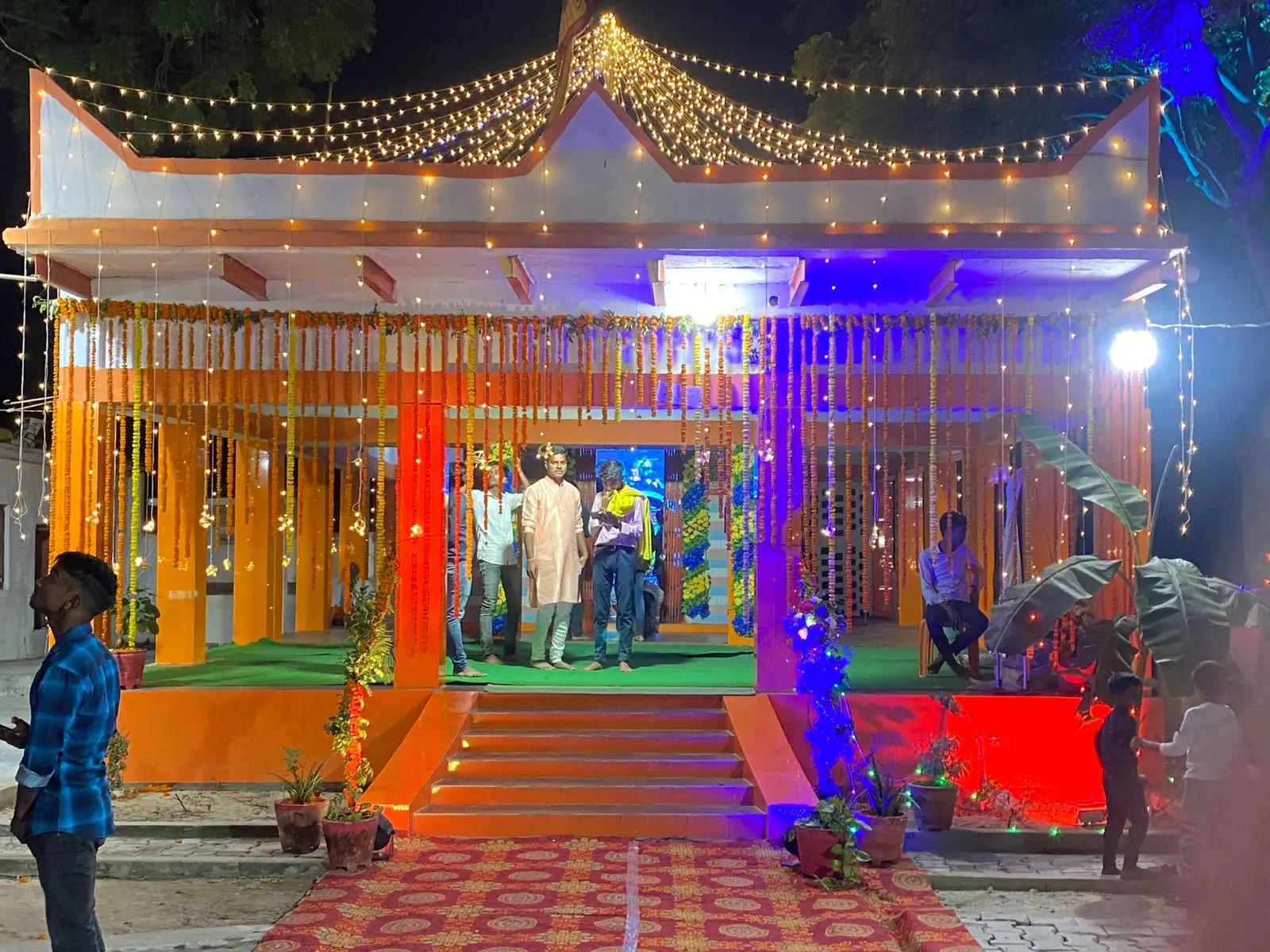 Varanasi News: चौबेपुर क्षेत्र के गौरा रोड चौबेपुर स्थित प्राचीन शुक्लहिया मंदिर पर रविवार को रूद्राभिषेक के बाद रामचरितमानस पाठ का आयोजन हुआ।