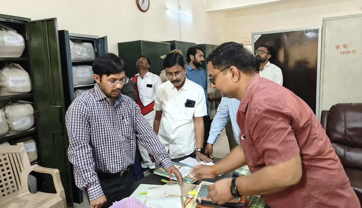 चन्दौली जिलाधिकारी ने कलेक्ट्रेट के विभिन्न कार्यालयों का किया औचक निरीक्षण