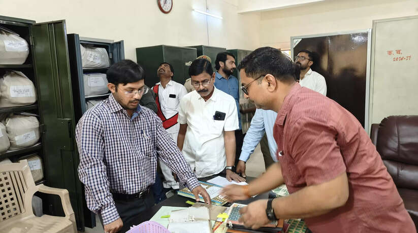 चन्दौली जिलाधिकारी ने कलेक्ट्रेट के विभिन्न कार्यालयों का किया औचक निरीक्षण