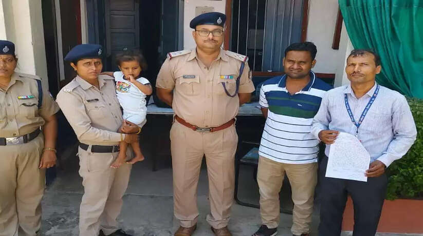 Varanasi News: ऑपरेशन नन्हे फरिश्ते के तहत वाराणसी सिटी स्टेशन पर एक अबोध दो वर्षीय बालक को किया गया रेस्क्यू