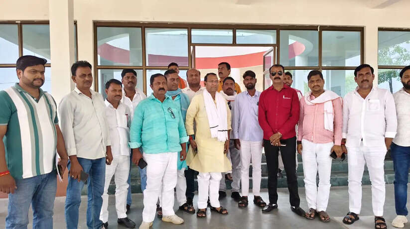 Chandauli News: चंद्रप्रभा और गड़ई नदी की सफाई को लेकर किसानों ने डीएम से लगाई गुहार